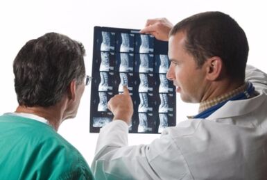 Dokter lijkt wervelkolomfoto's